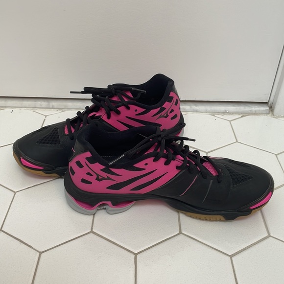 Mizuno Women’s Wave Lightning ZWOMS BK-PK Volleyball Shoe - Picture 3 of 6